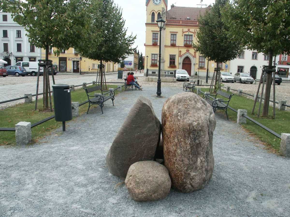 3 Bludné balvany na náměstí ve Vidnavě, foto Aleš Uhlíř.