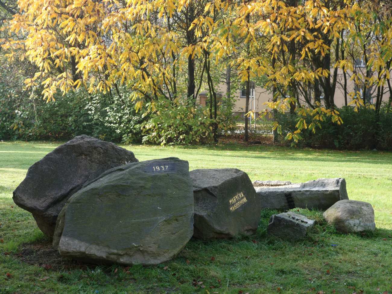 1 Ruiny pomníku Petra Bezruče z bludných balvanů ve F-M, stav 20.10.2017