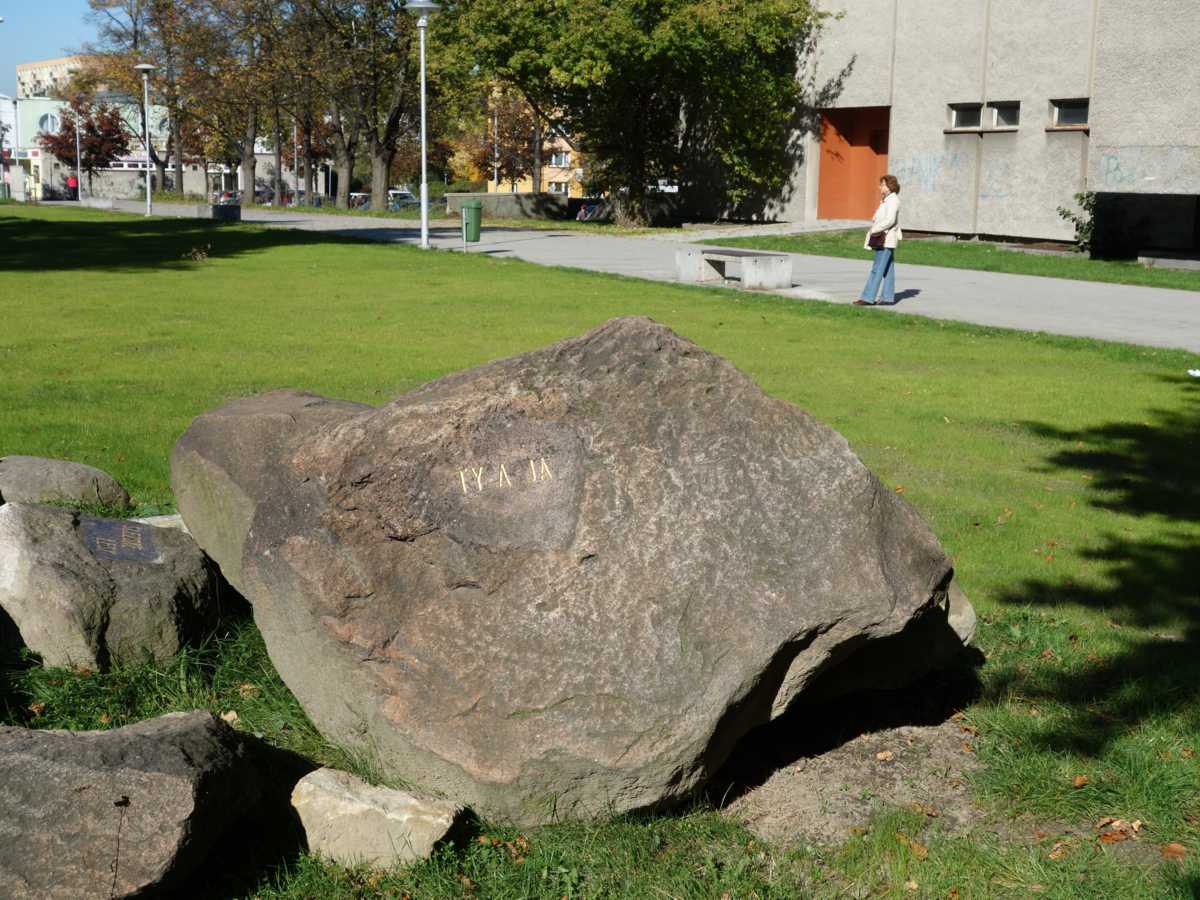 2 Ruiny pomníku Petra Bezruče z bludných balvanů